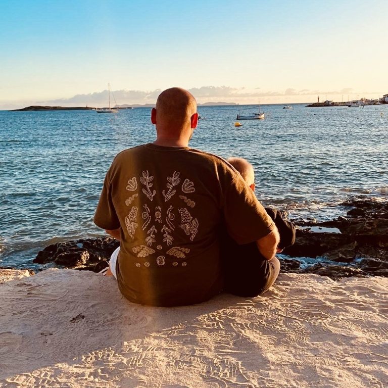 Geschäftsführung Mann sitzt am Ufer und blickt auf das Wasser bei Sonnenuntergang.