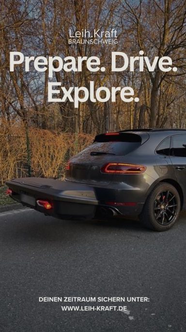 Thule Arcos XL Schwarzes Auto auf einer Straße, umgeben von Bäumen, mit dem Text "Prepare. Drive. Explore."