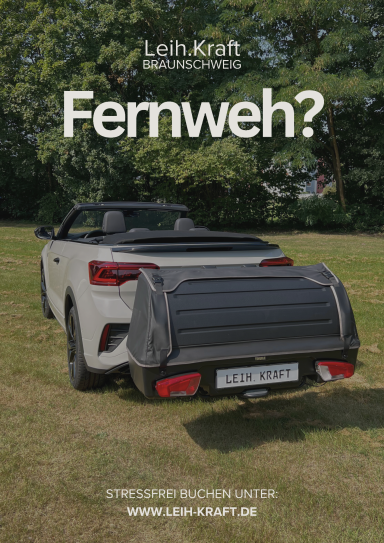 Thule Onto Ein weißes Cabrio mit einer Abdeckung im Hintergrund auf grünem Gras.