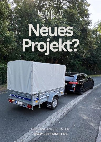 Anhänger: 750kg Ein Auto zieht einen Anhänger auf einer Straße, umgeben von Bäumen. Text: "Neues Projekt?"